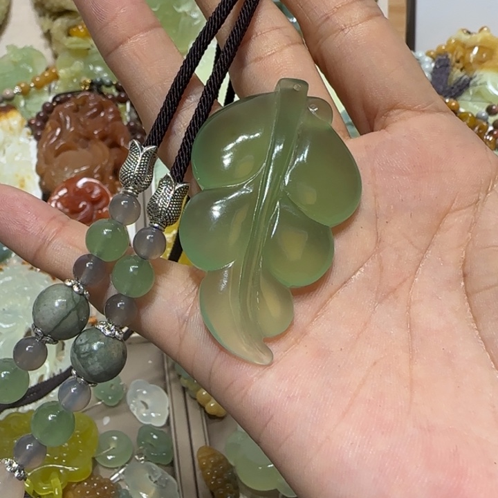 蛇纹石玉吊坠合金