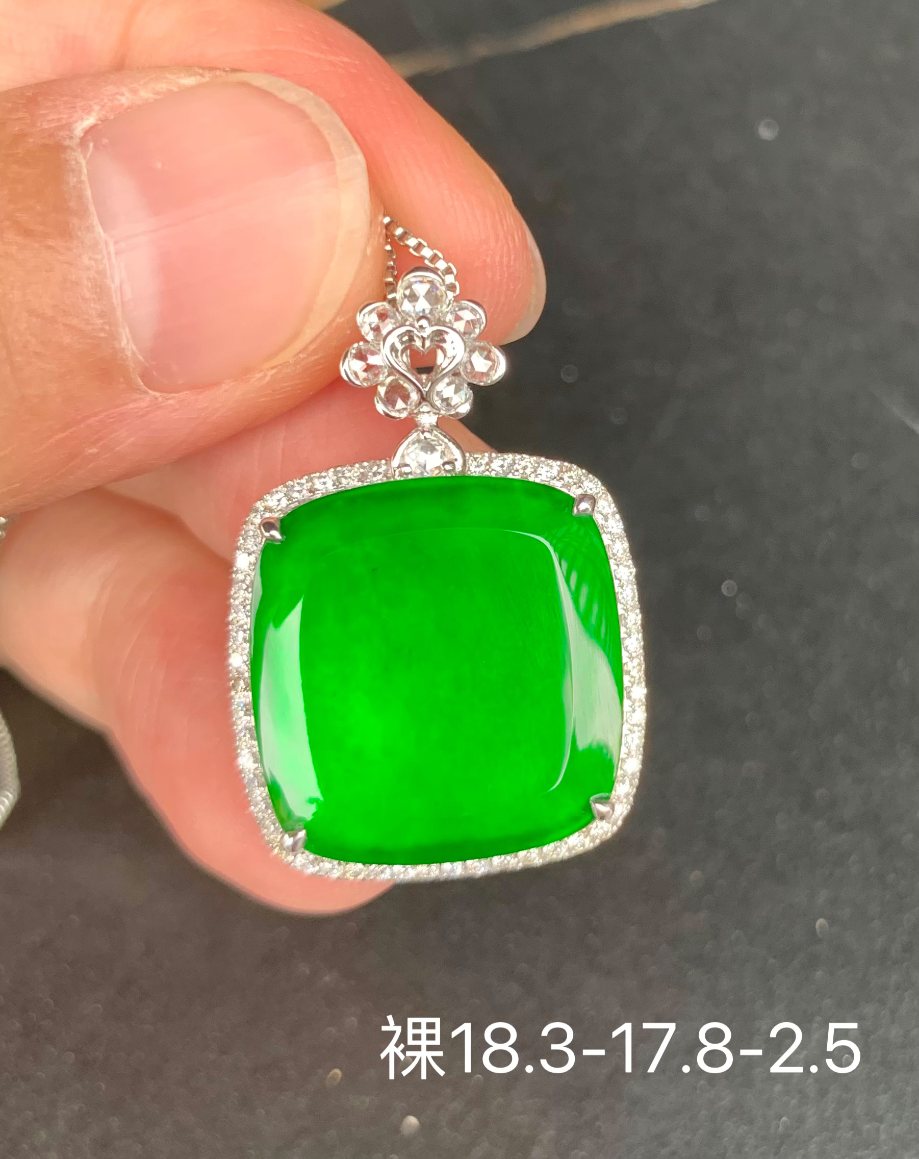 冰绿方糖天然翡翠吊坠 镶嵌精致