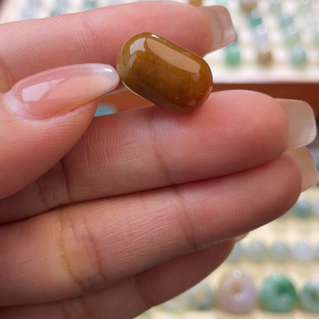 翡翠散珠色货 红翡胶囊珠16.3-10.3mm