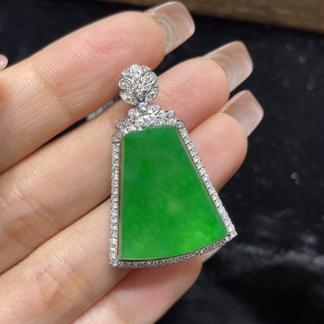 翡翠颈饰18K金镶嵌天然缅甸翡翠