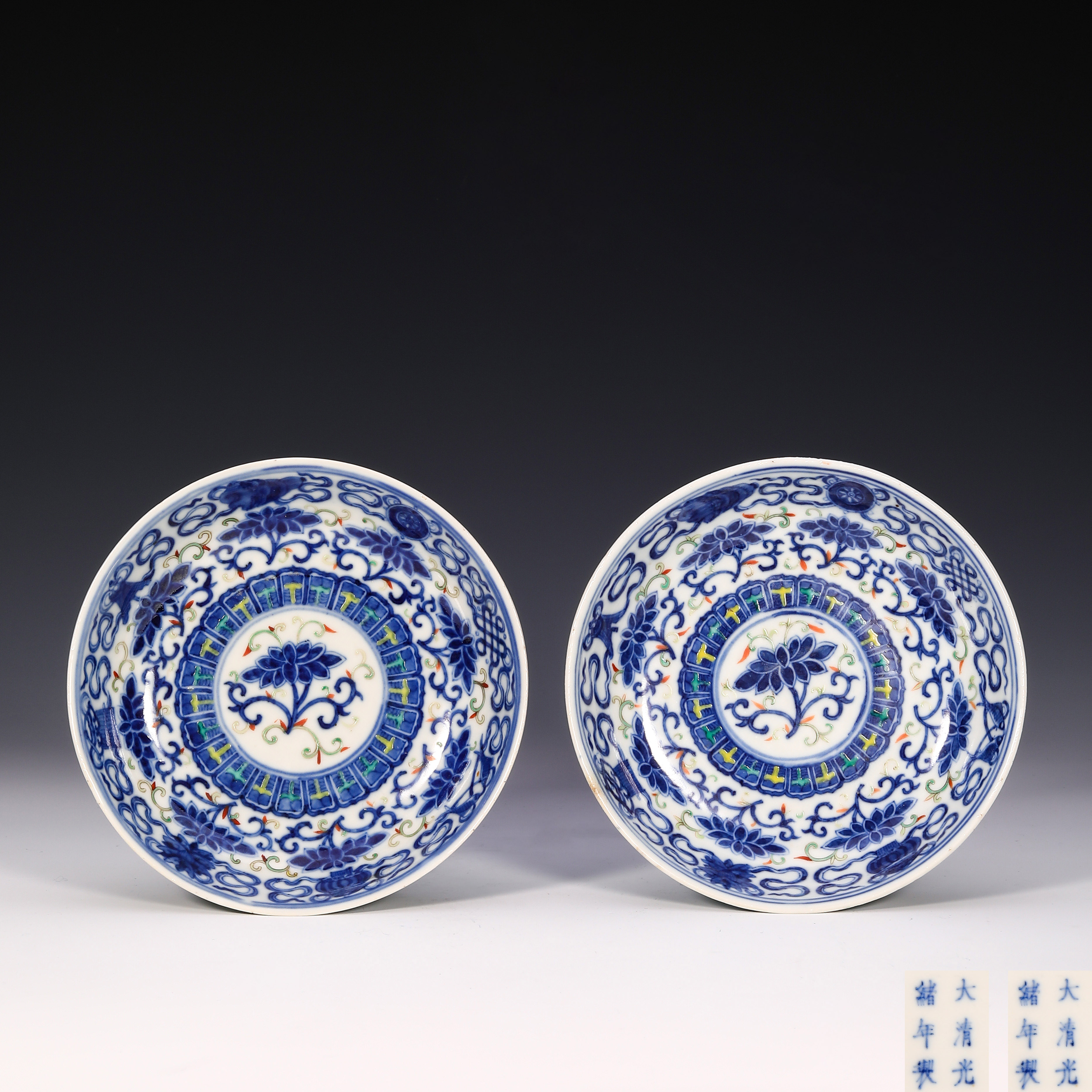 8986 清光绪 斗彩莲托八宝纹盘一对
