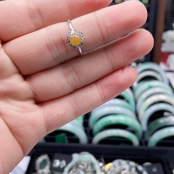 翡翠手镯未镶嵌翡翠