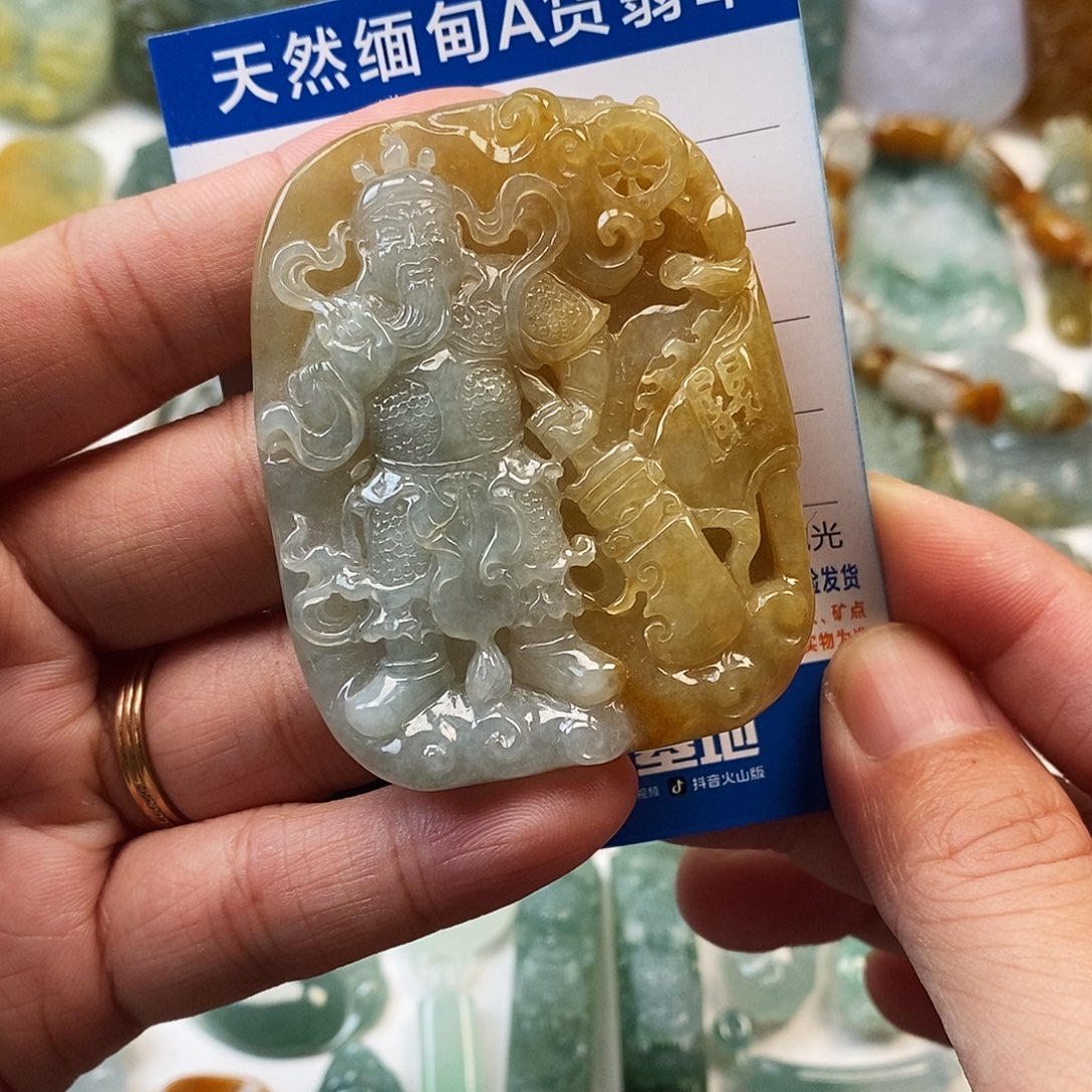 翡翠未镶嵌颈饰关公