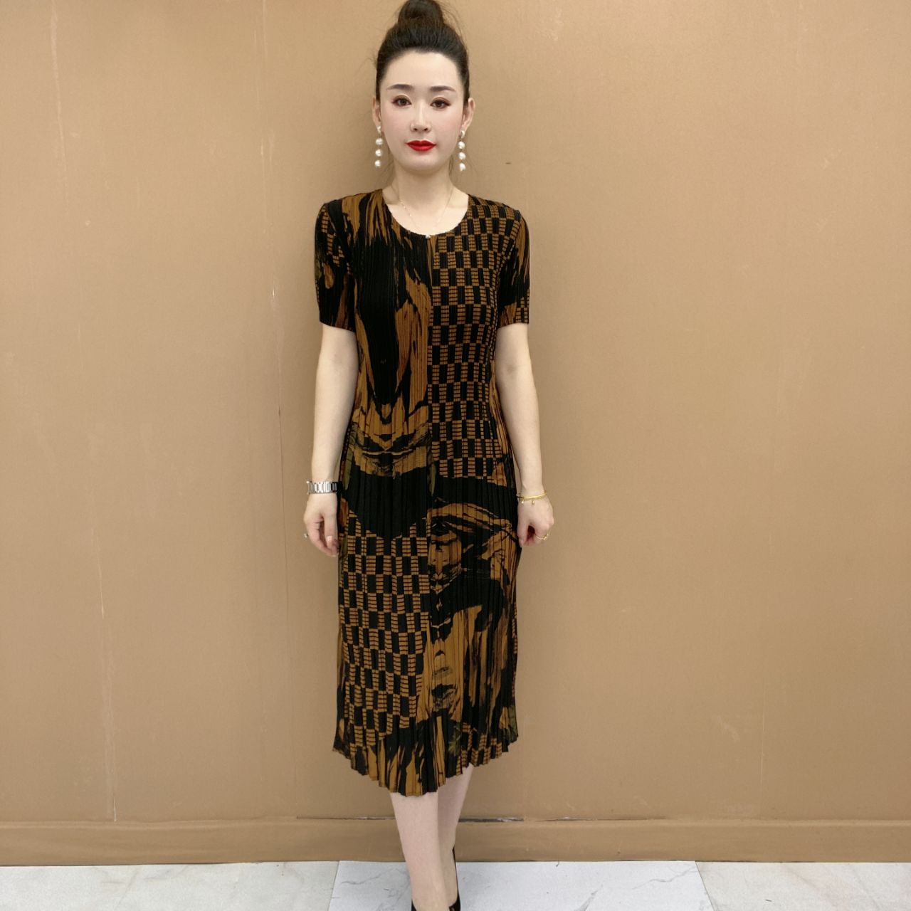 妈妈装褶皱2025春夏装短袖连衣裙新款大码女装宽松遮肚