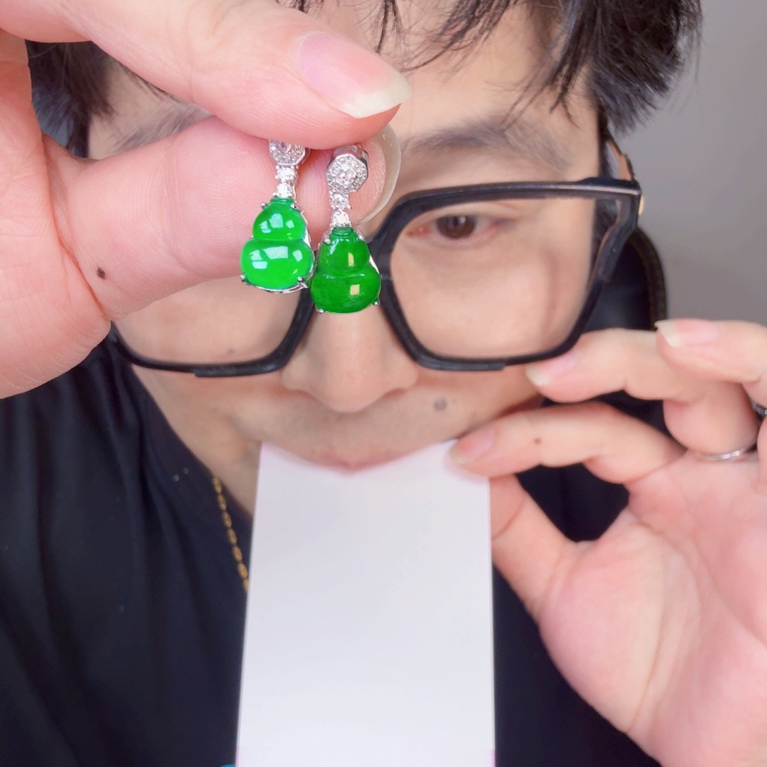 翡翠未镶嵌颈饰一对