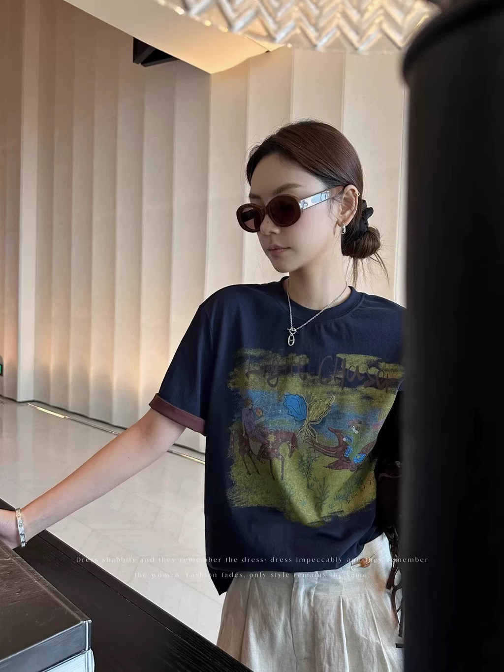 仓美美女装-字母小马设计款T恤