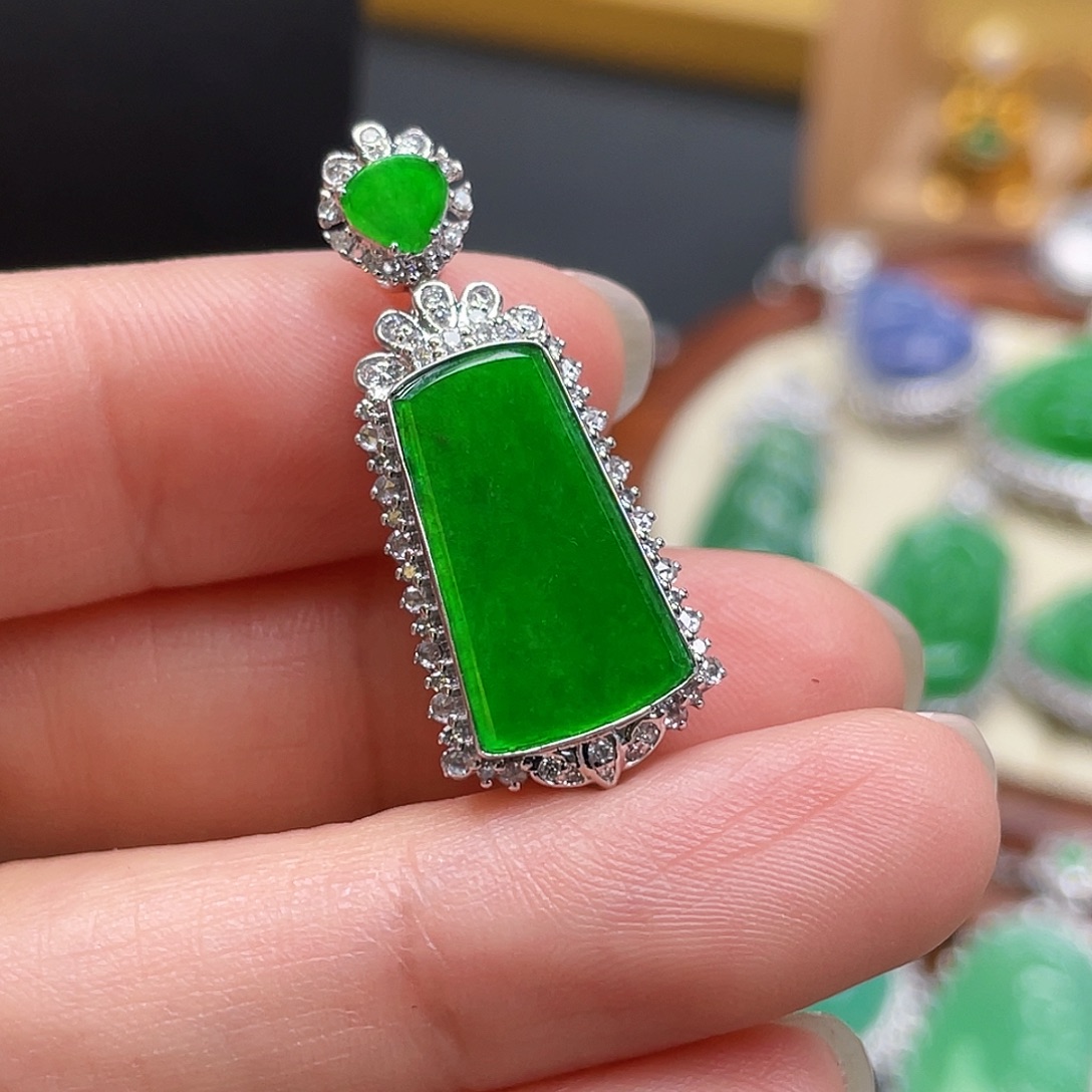 翡翠18K金镶嵌颈饰