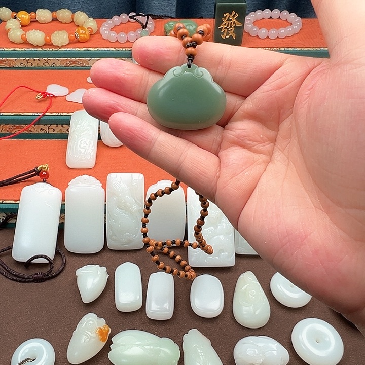 和田玉颈饰未镶嵌