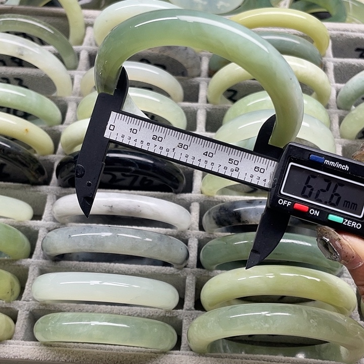 蛇纹石玉未镶嵌手镯311