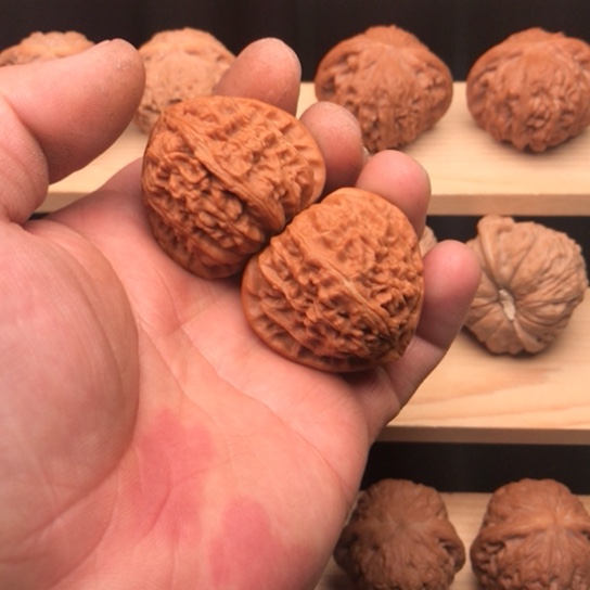 吊坠文玩核桃三角白，打好底，骨质没毛病