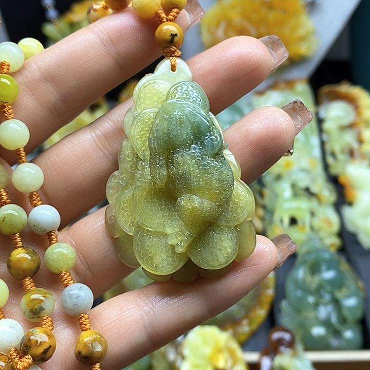 蛇纹石玉挂件未镶嵌