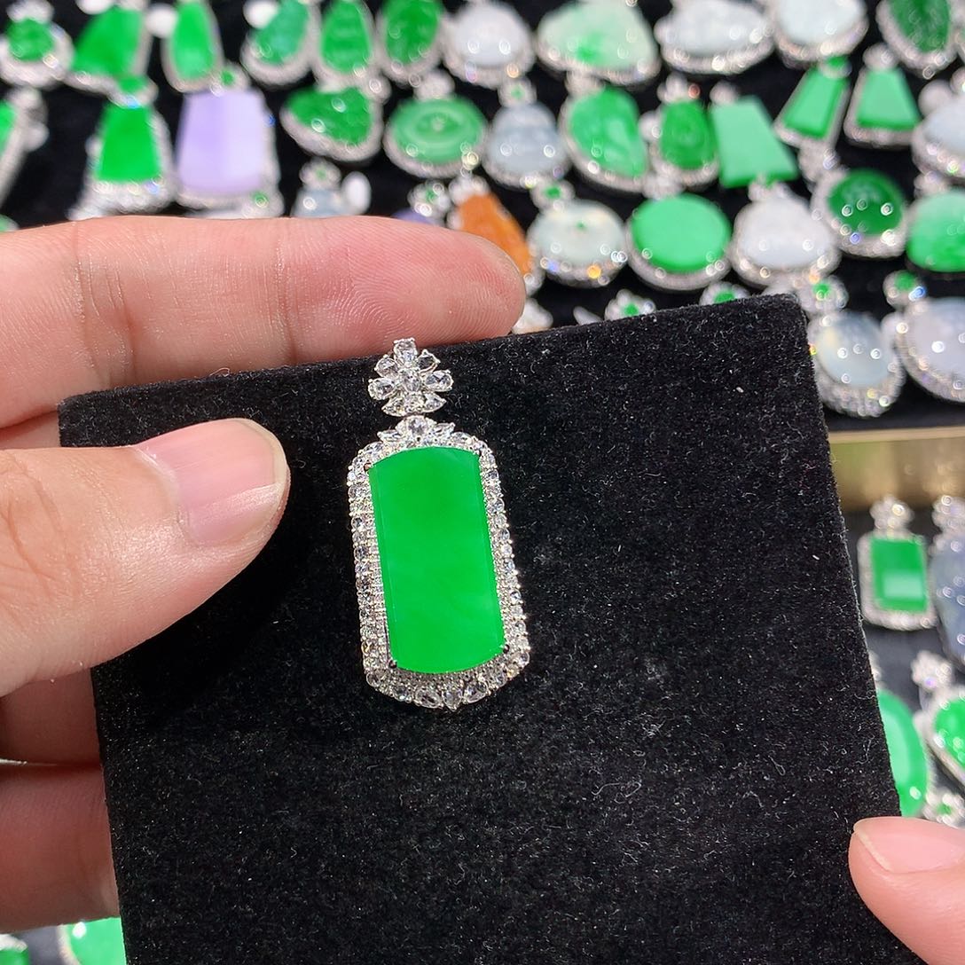 翡翠18K金镶嵌颈饰