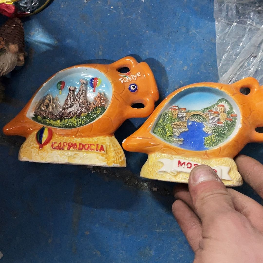 摆件  磕碰。封釉。      