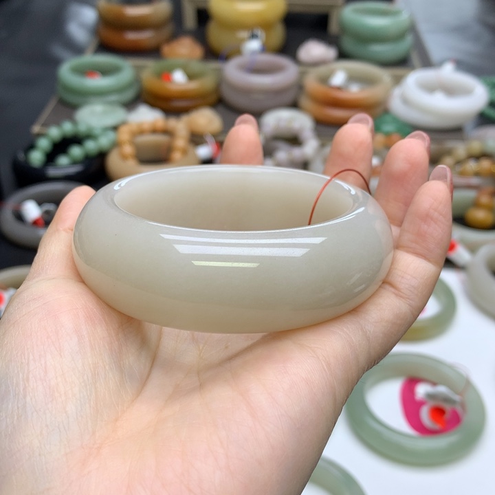 石英质玉手镯未镶嵌