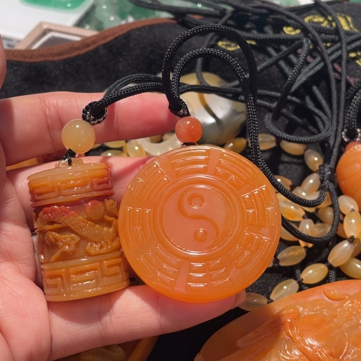 未镶嵌石英质玉（黄龙玉）挂件