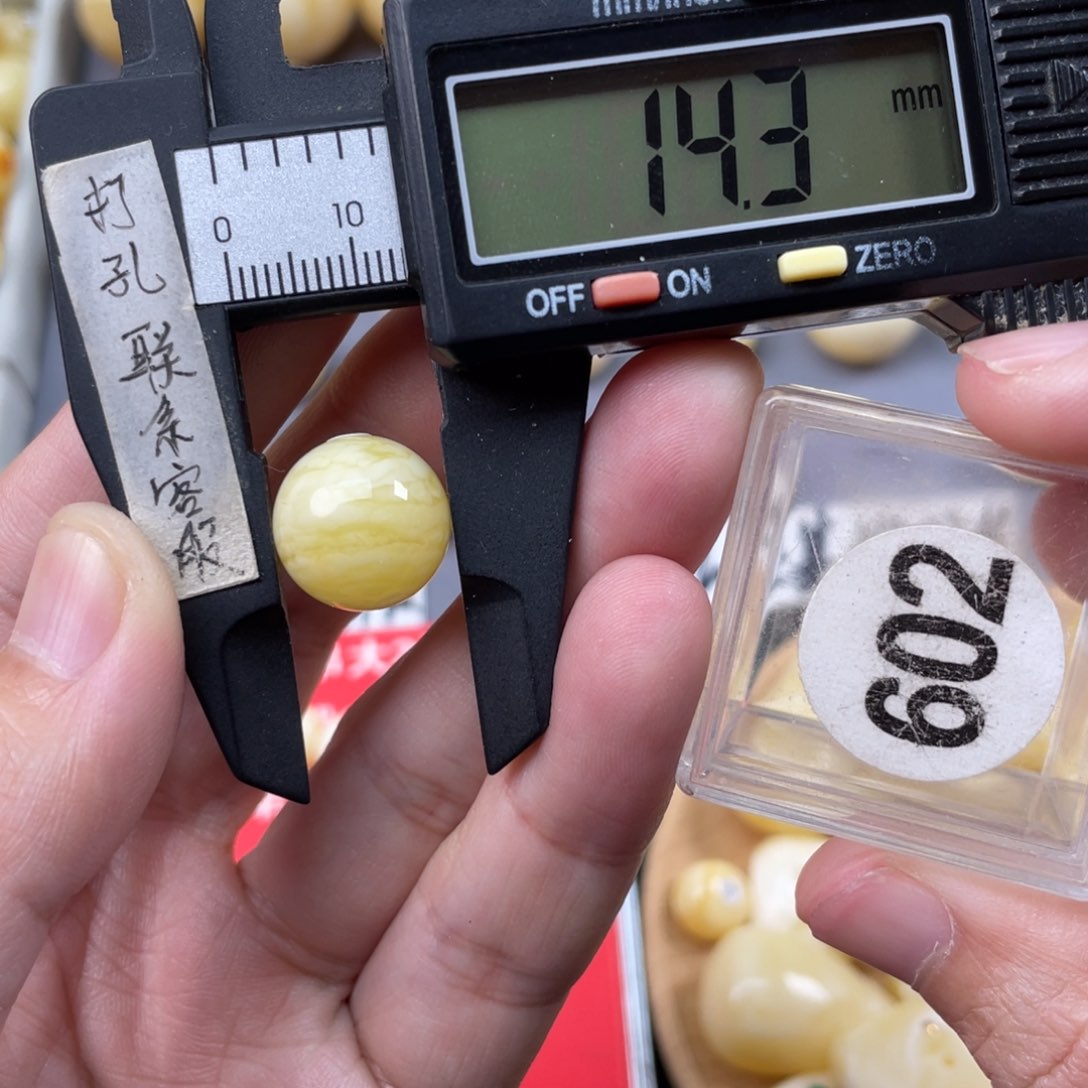 蜜蜡珠宝奇石未镶嵌