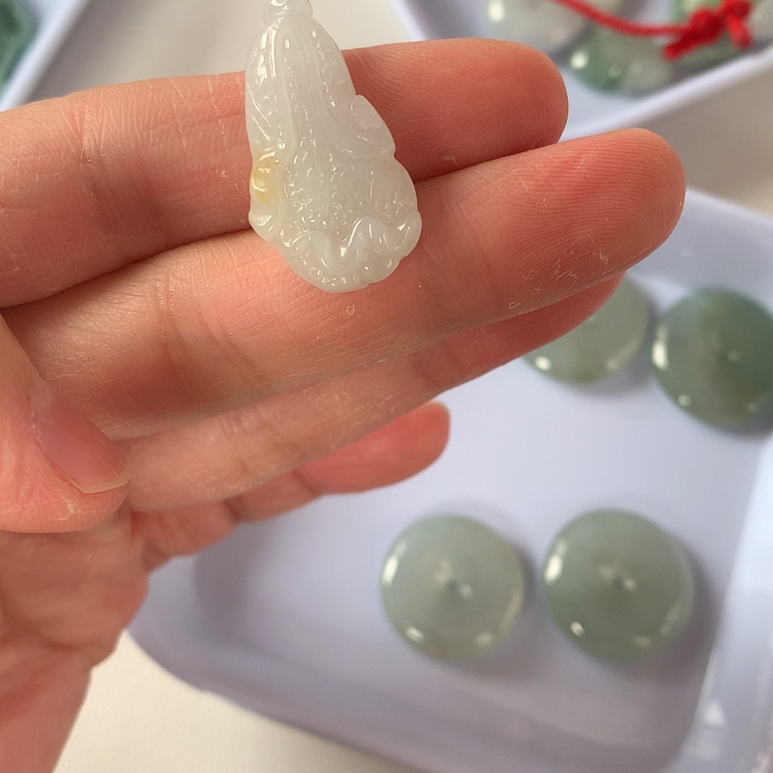 翡翠颈饰未镶嵌白菜