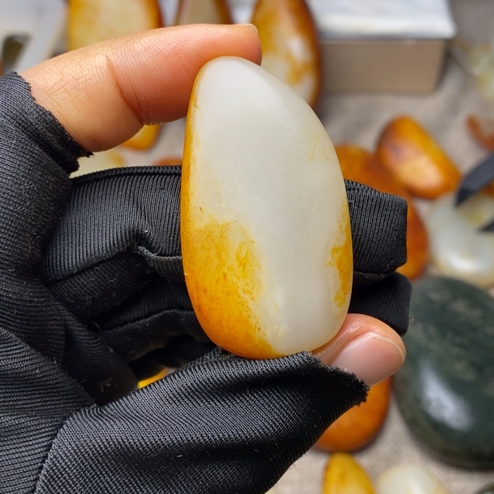 和田玉未镶嵌把件