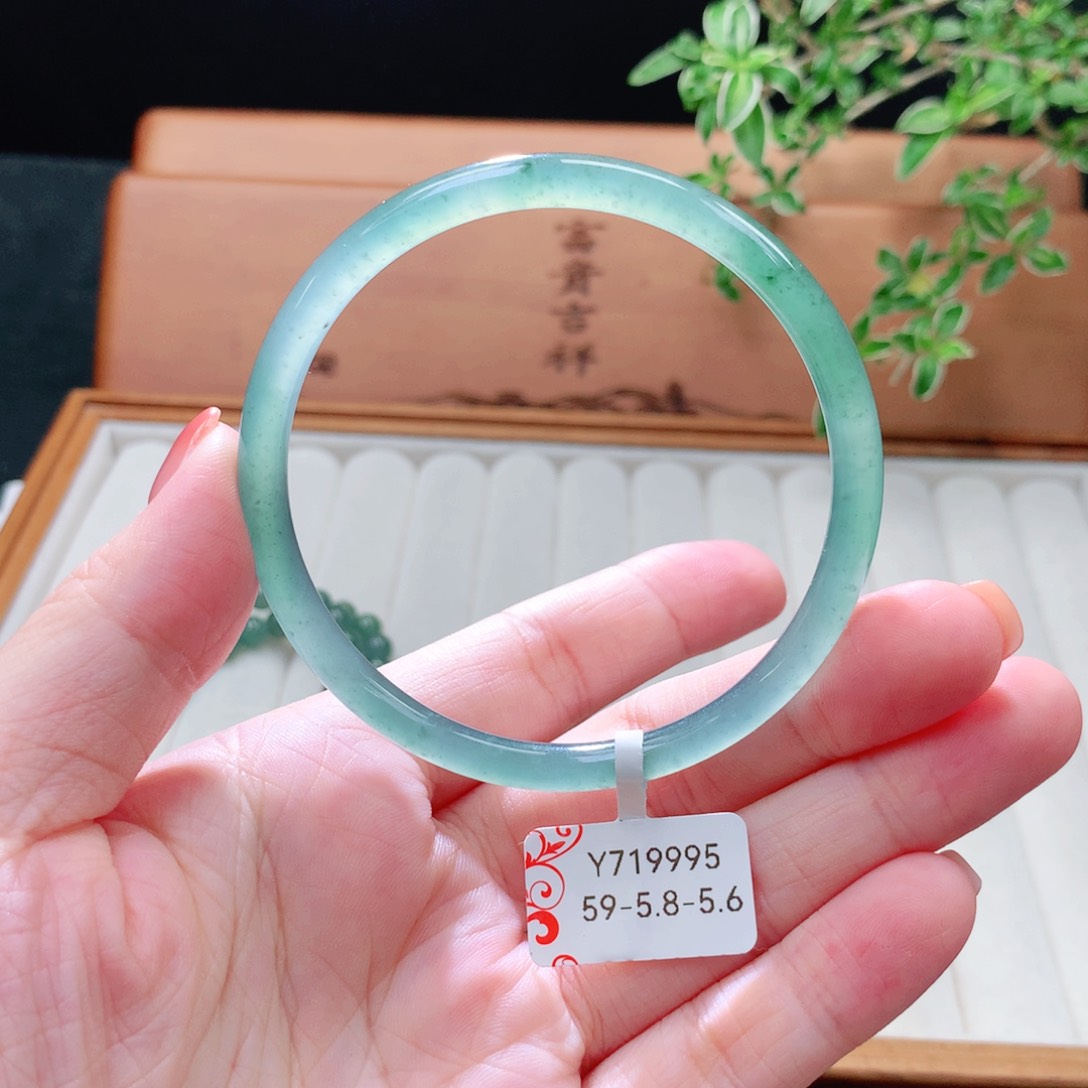 未镶嵌手镯（圆镯）翡翠