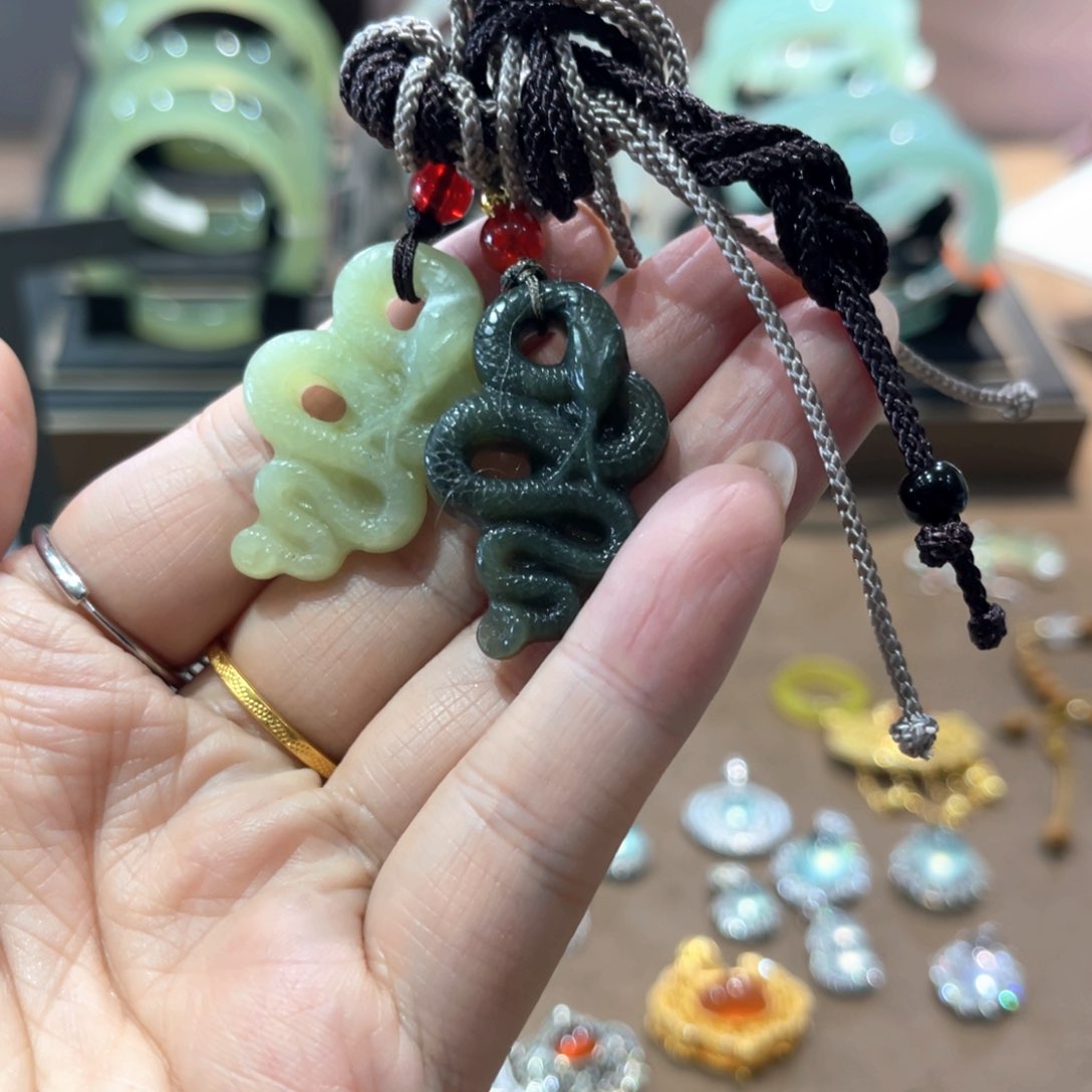 蛇纹石玉手镯未镶嵌