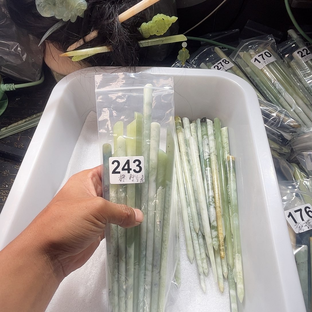 柠****蛇纹石玉未镶嵌颈饰