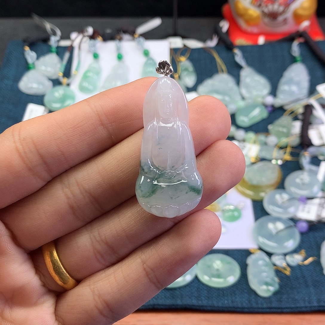 翡翠18K金镶嵌颈饰观音