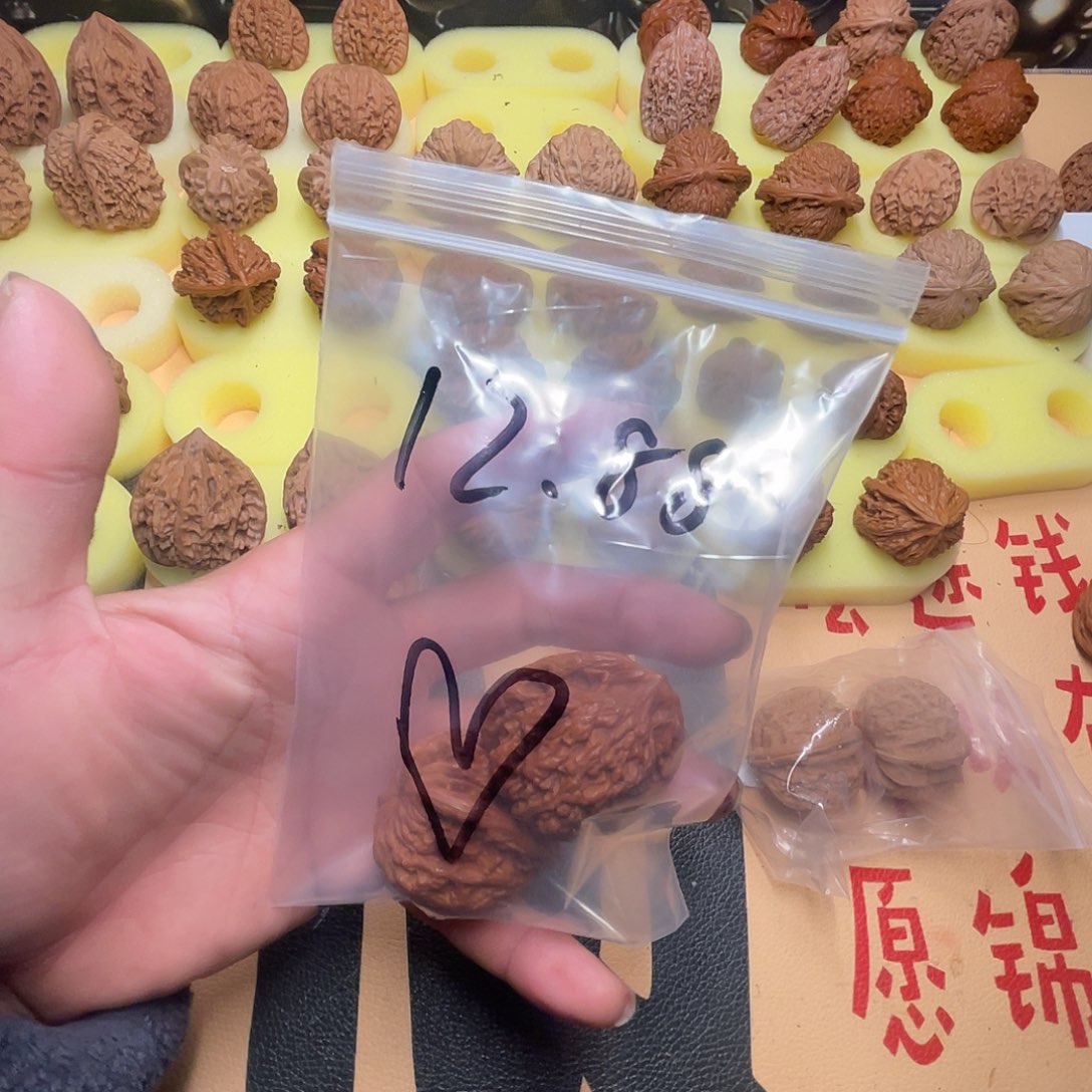 ****文玩核桃吊坠虎头