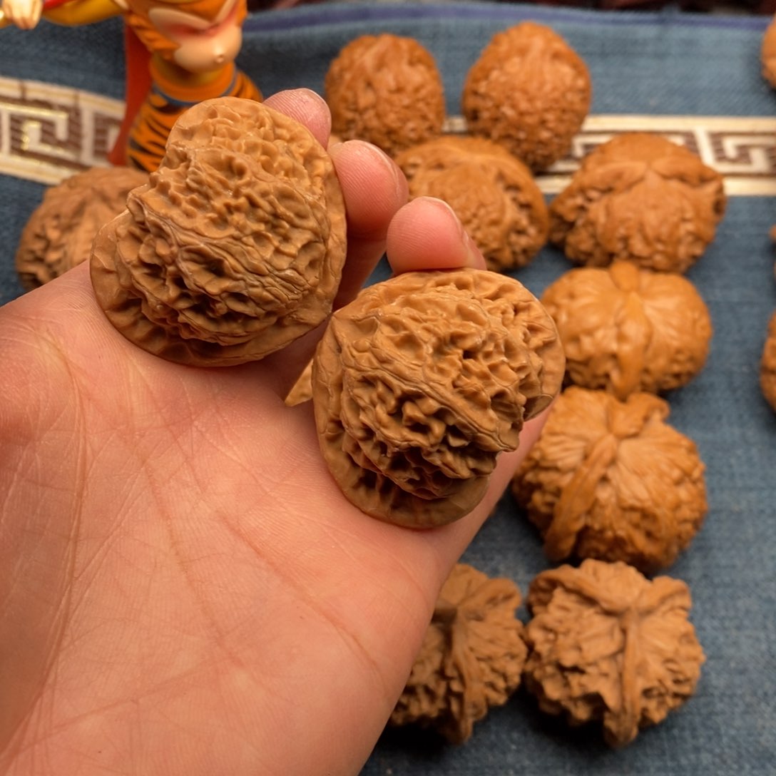 文玩核桃把件40全品六面精配桃心灯