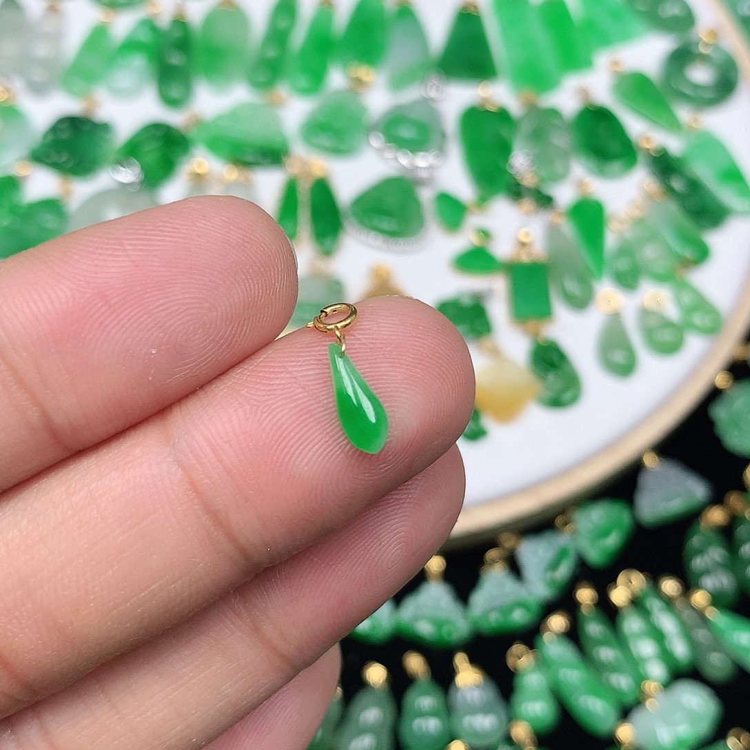 翡翠配石肉**宝18K金扣 小巧精美飘阳绿小水滴