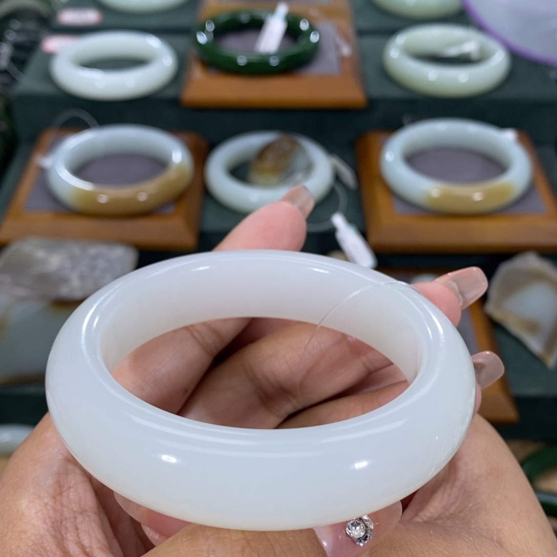 和田玉手镯未镶嵌