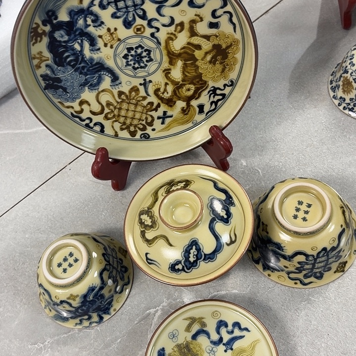 瓷片釉里金狮子5件套