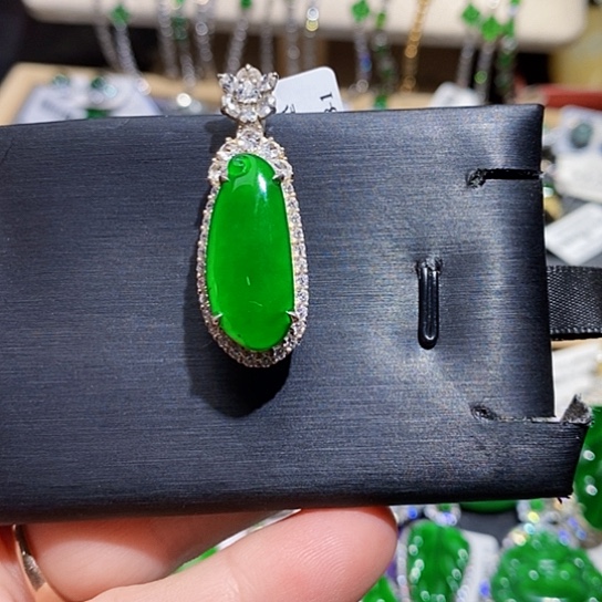 翡翠未镶嵌颈饰吊坠