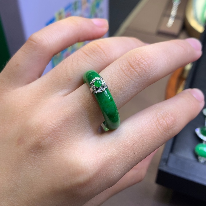 翡翠18K金镶嵌颈饰翡翠（19圈）