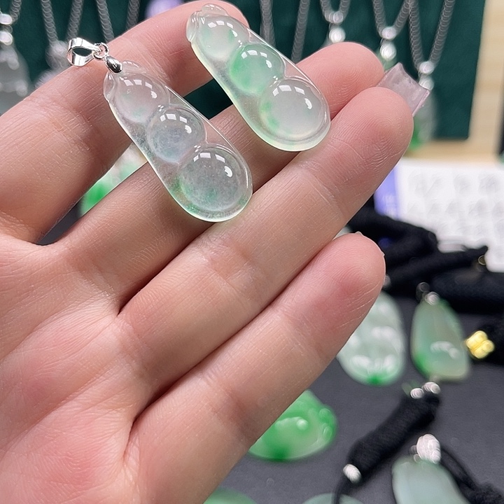 翡翠未镶嵌颈饰福豆