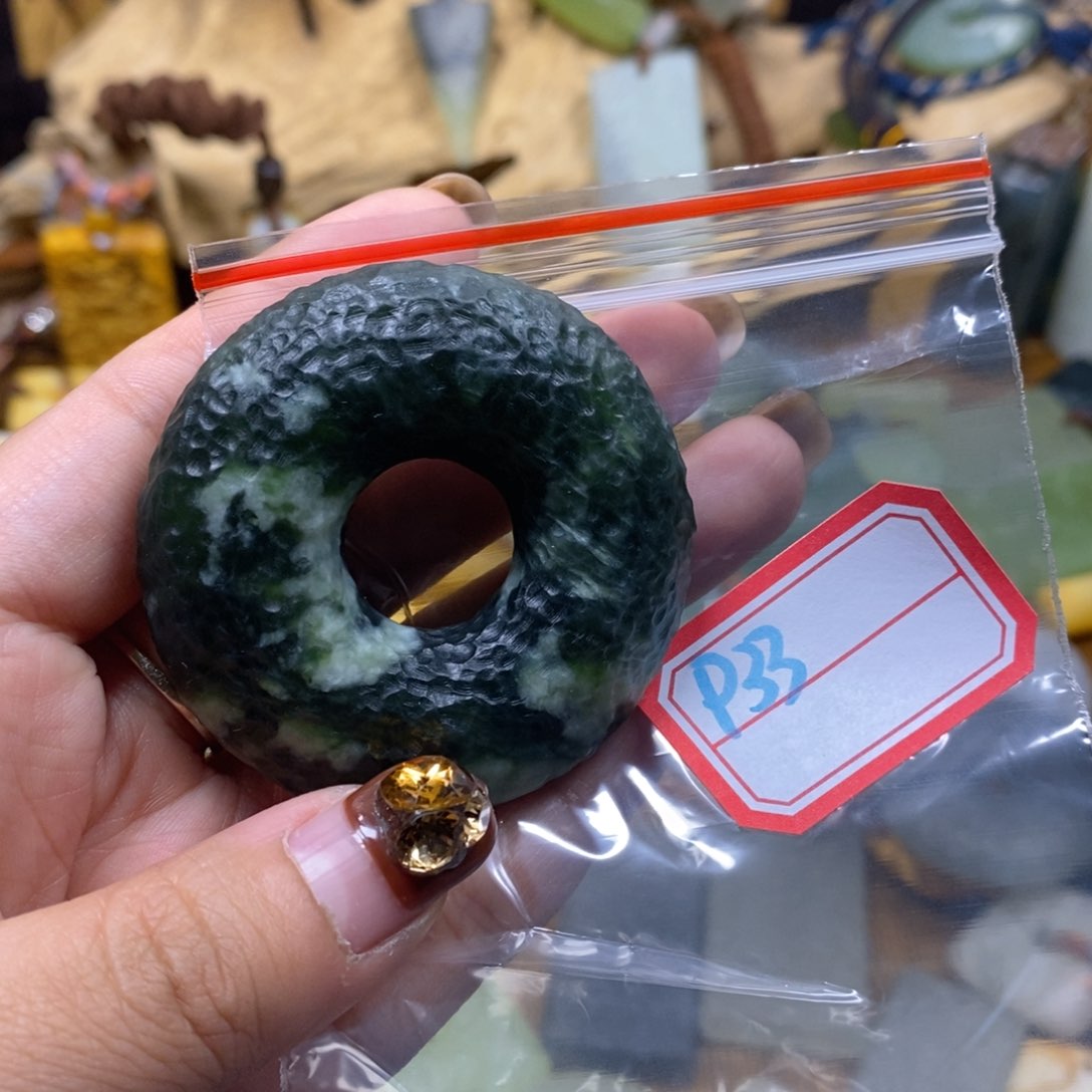 蛇纹石玉挂件未镶嵌能*。