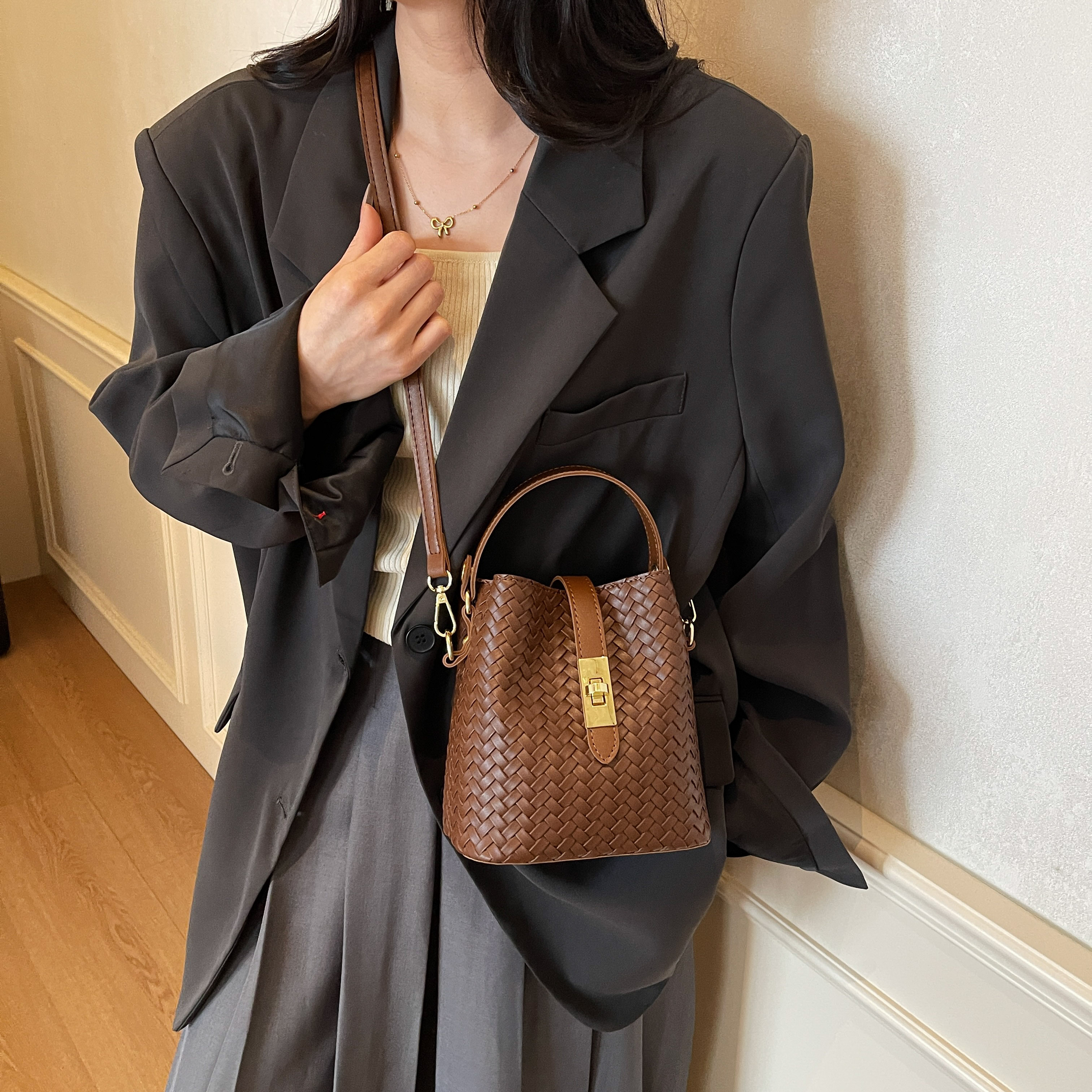 单根车缝线编织防盗水桶包斜挎包图案搭扣轻奢风磁扣复古小包包