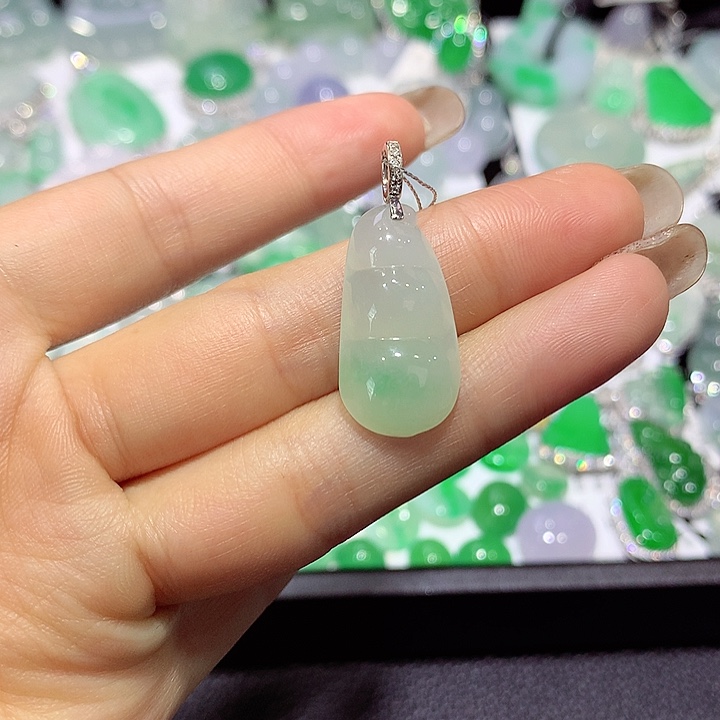 翡翠18K金镶嵌颈饰豆