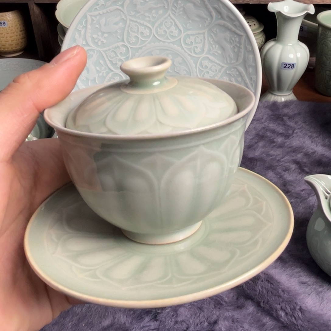 瓷天青色莲瓣纹盖碗