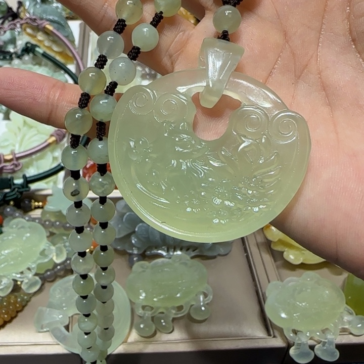 蛇纹石玉吊坠未镶嵌