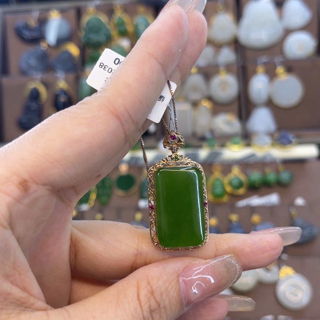 和田玉吊坠18K金镶嵌