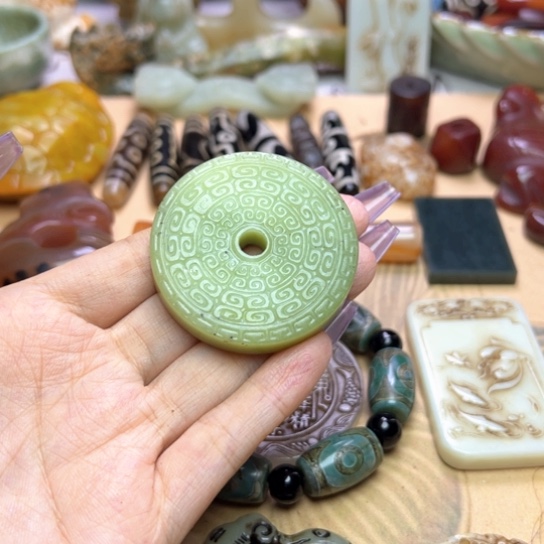 蛇纹石玉未镶嵌颈饰