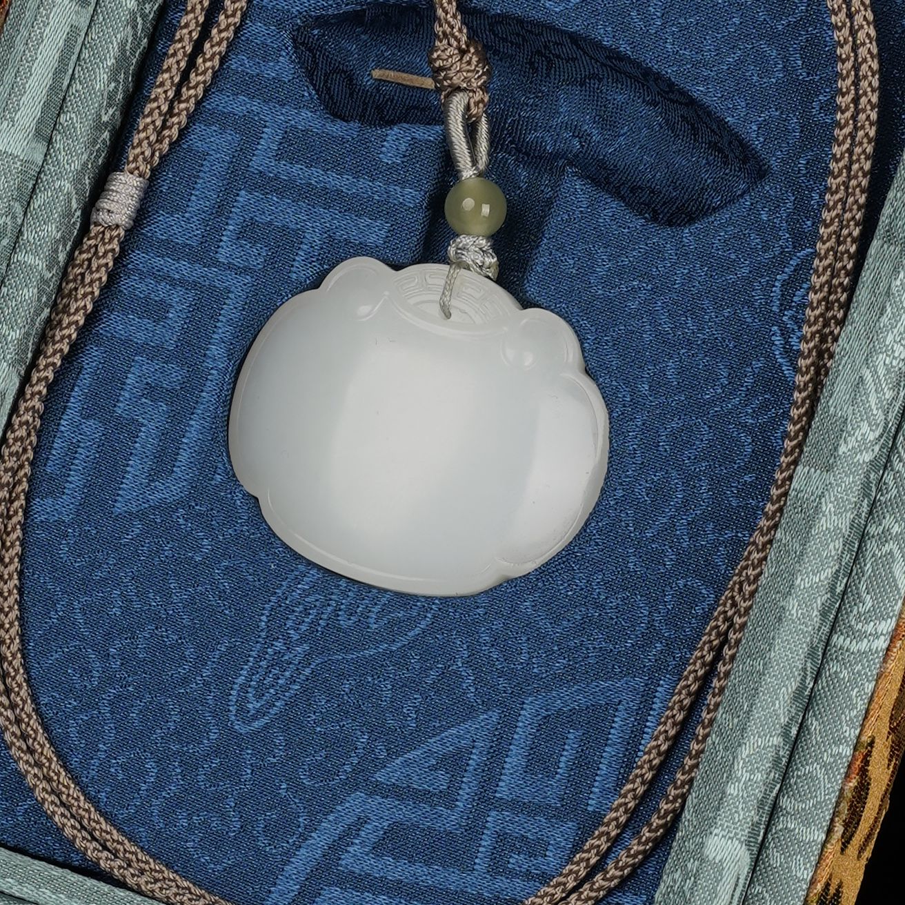 XX02958二十世纪和田玉如意锁吊坠