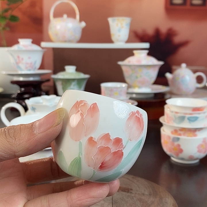 郁金香品茗杯手绘釉下高温
