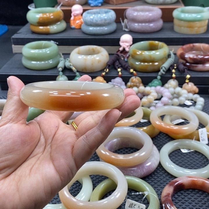 未镶嵌手镯石英岩玉