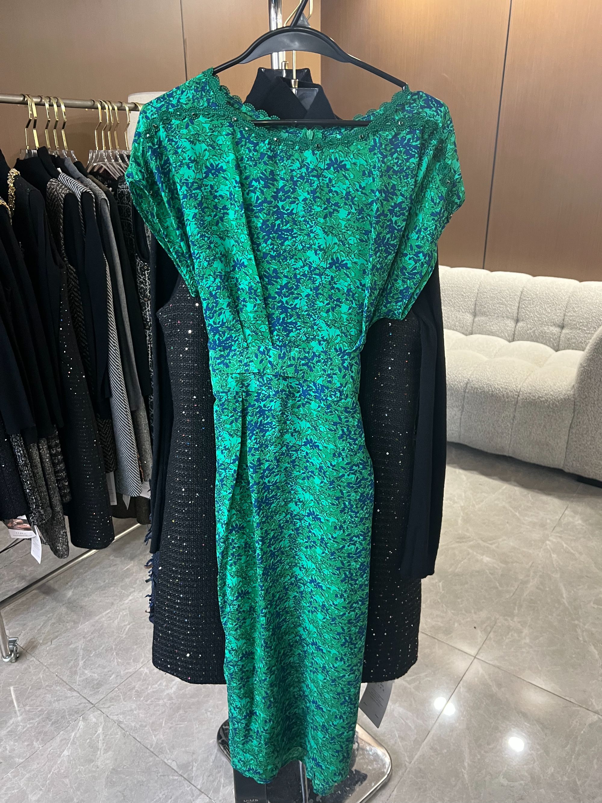 【妮妮专属】小碎花圆领花苞短袖斜裁显瘦绿245002