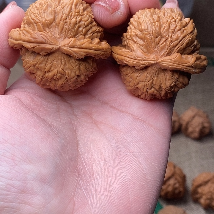 文玩核桃吊坠白狮子