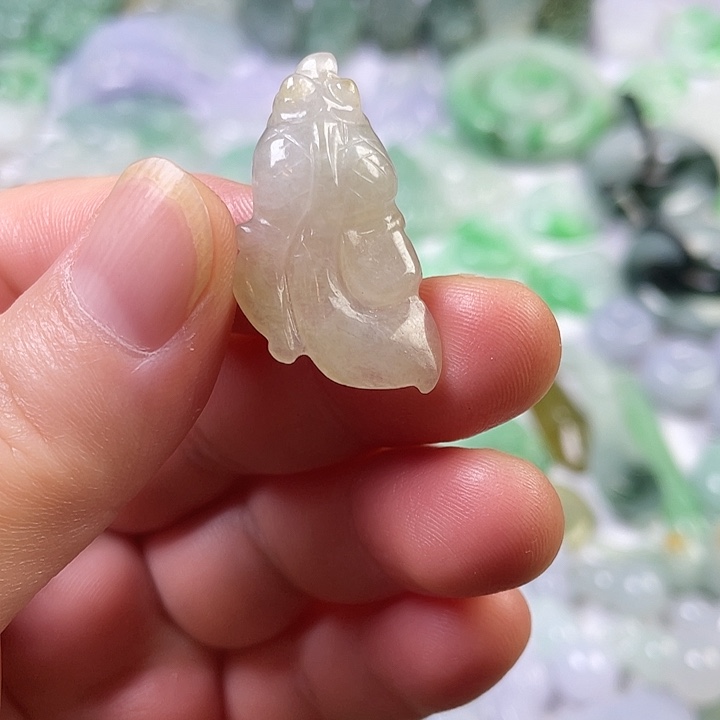 翡翠未镶嵌颈饰金鱼