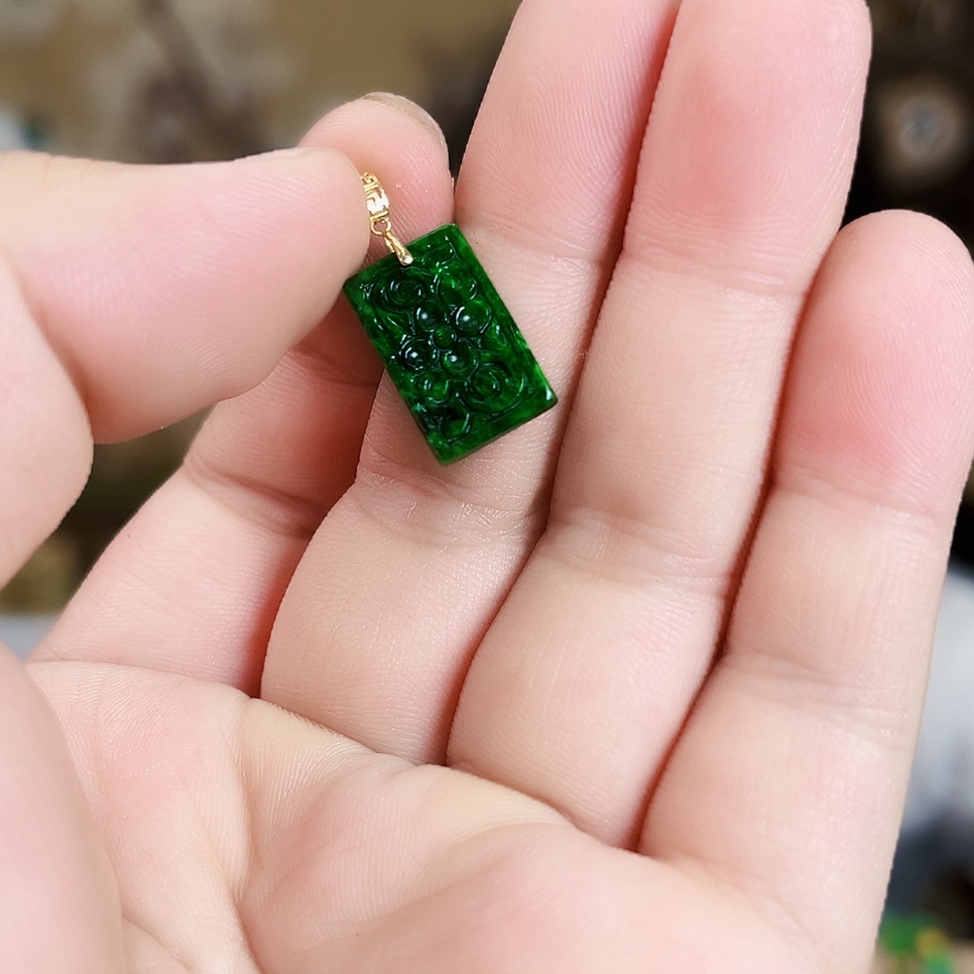 翡翠18K金镶嵌颈饰吊坠