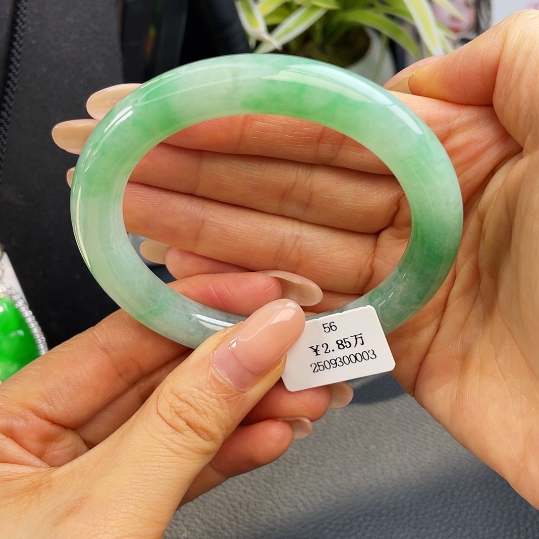 翡翠未镶嵌手镯56圈果绿色圆条