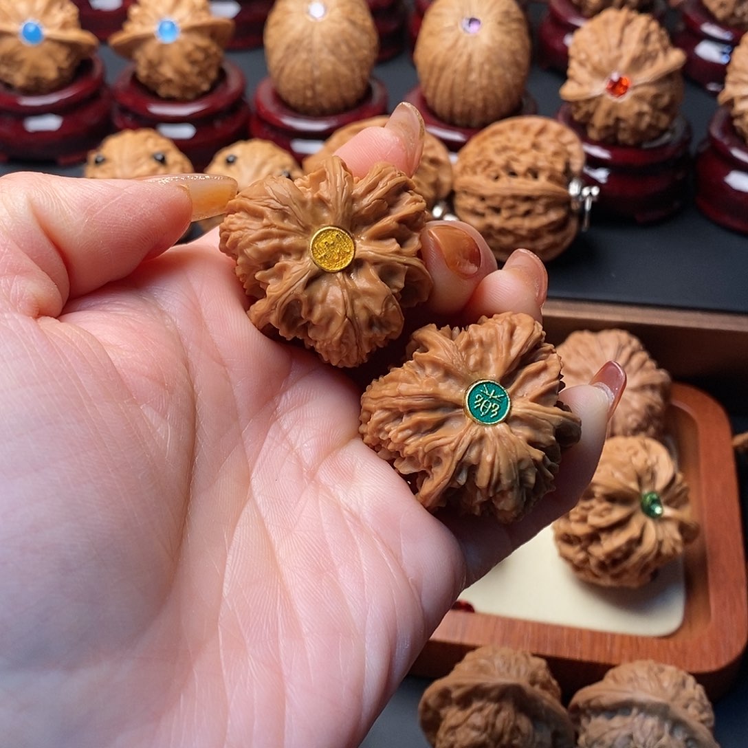 文玩核桃吊坠三棱